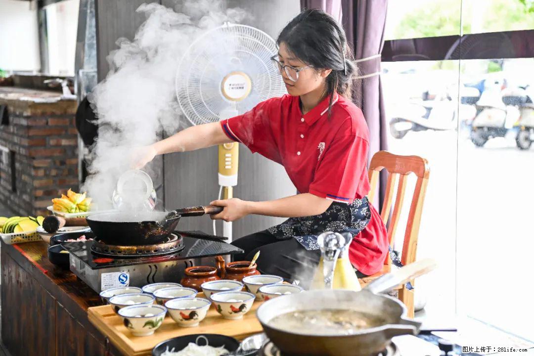 全网追的“扁担女孩”，找了一份暑假工，时薪12元 - 潍坊生活资讯 - 潍坊28生活网 wf.28life.com